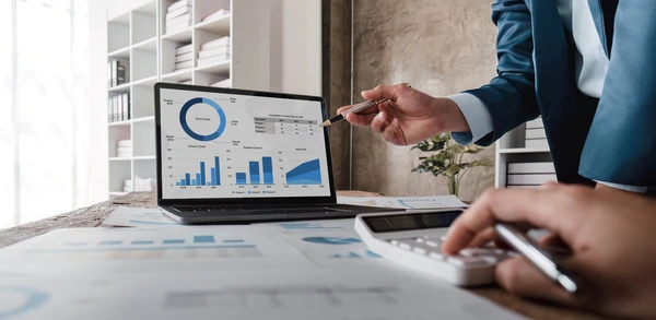 Le comptable et le comptable discutent avec leurs partenaires pour vérifier les ventes de planification financière afin d'atteindre les objectifs fixés l'an prochain