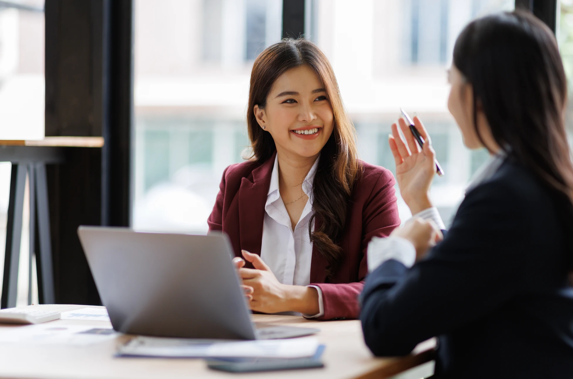 Bureau professionnel avec personne analysant des documents financiers