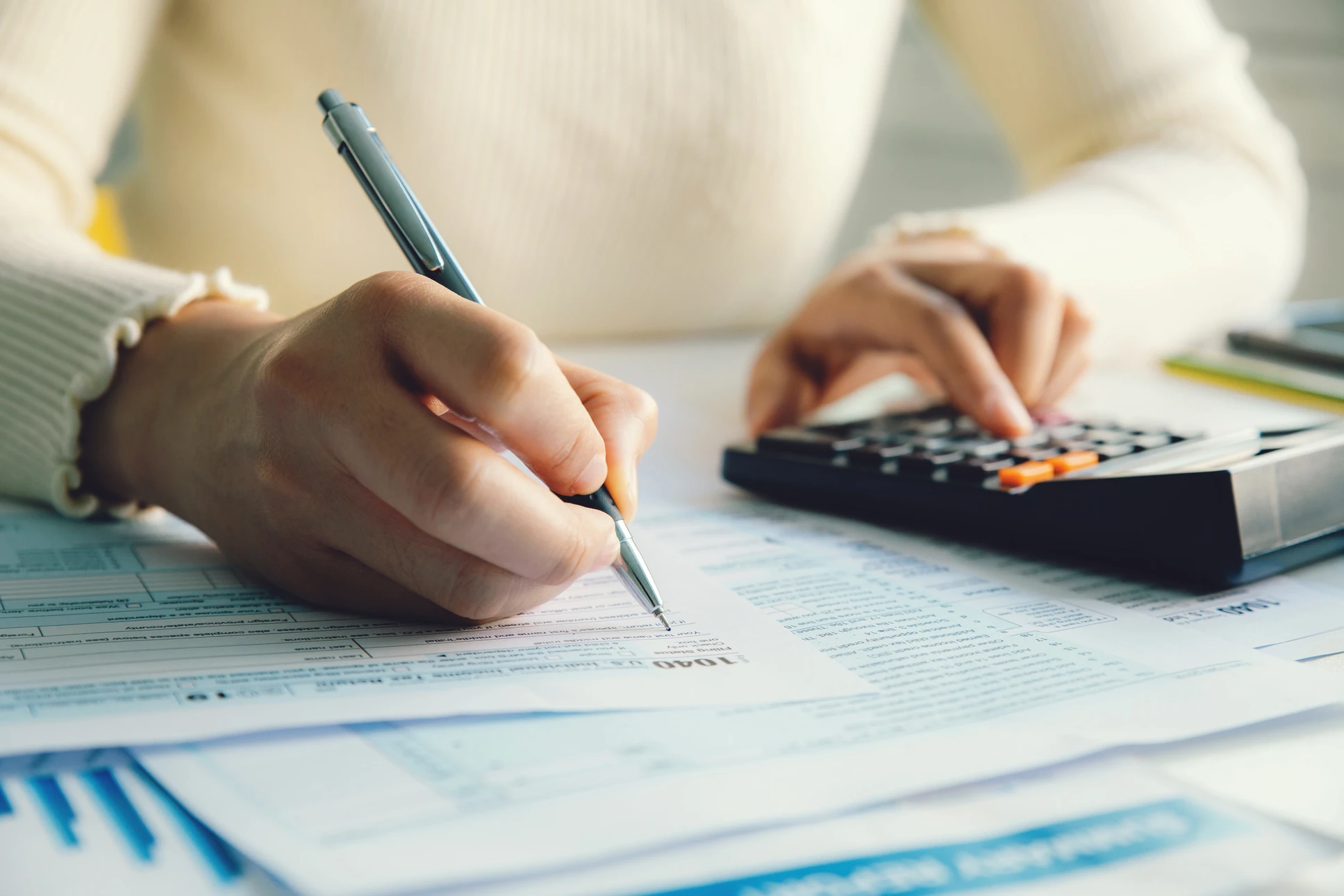 Bureau professionnel avec homme d'affaires en costume consultant des documents comptables