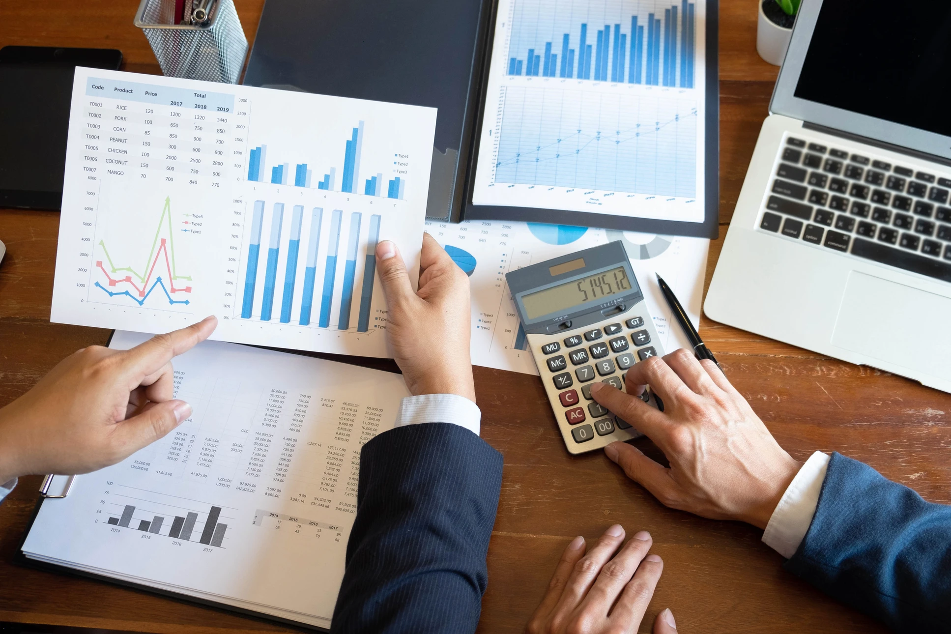 Bureau d'affaires avec professionnel analysant des données financières